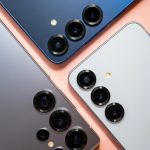 Samsung S26 Ultra quvvatlash tizimi haqida yangi ma’lumotlar paydo bo‘ldi Samsung S26 Ultra quvvatlash tizimi haqida yangi ma’lumotlar paydo bo‘ldi. Bu haqda Gizchina nashri xabar bermoqda. One UI 8.5 sinov paketida “Super fast wireless charge” degan yangi kod paydo bo‘ldi. Bu esa S26 seriyasida simsiz quvvatlash ancha tezlashishini ko‘rsatmoqda. Samsung besh yil davomida simsiz quvvatlashni 15 Vt darajasida ushlab kelgan. Raqobatchilar esa 50–60 Vt va undan yuqoriga chiqib bo‘lgan edi. Endi esa S26 Ultra modeli 25 Vt simsiz quvvatlashni qo‘llashi aytilmoqda. S26 va S26 Plus modellari esa 20 Vt atrofida bo‘lishi mumkin. Kodda kabel orqali quvvatlash ham yangilanayotgani ko‘rinadi. Ma’lumotlarga ko‘ra, S26 Ultra 60 Vtgacha tezkor quvvat olish imkonini beradi. Bu avvalgi 45 Vt chegarasidan ancha yuqori bo‘lib, umumiy quvvat samaradorligini 40 foizgacha oshirishi aytilmoqda. Bunday oshish kundalik foydalanishda sezilarli qulaylik beradi. Atigi 10 daqiqalik zaryad bilan telefon ancha uzoq vaqt ishlashi mumkin bo‘ladi. Bu ish kuni yoki safar paytida foydalanuvchilar uchun katta afzallikdir. Yangi kod Samsungning strategiyasida o‘zgarish bo‘layotganini ham ko‘rsatadi. Kompaniya yillar davomida ehtiyotkorlik bilan quvvatlash tezligini cheklab kelgan. Endi esa tezkor zaryadlash bo‘yicha raqobatchilardan ortda qolishni kamaytirishga intilmoqda. Qaynoq24.uz Samsung Galaxy S26 Plus va S26 Ultra smartfonlari haqida batafsil yozgan edi.