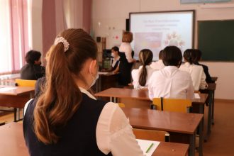 Bokudagi maktabda 8 nafar o‘quvchi saqichdan zaharlandi