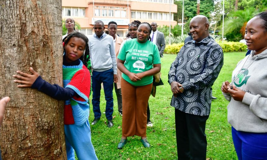Keniyada ekofaol uch sutka daraxtni quchoqlab, rekord o‘rnatdi