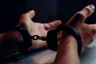 Toshkentda xotinini kaltaklab, yerto‘laga qamab qo‘ygan erkak 3 yil 1 oyga qamaldi