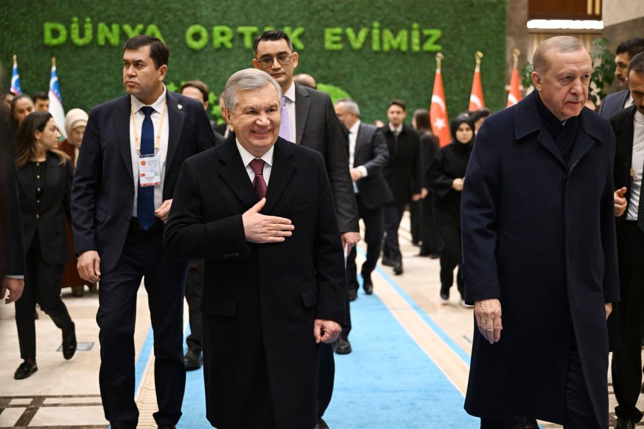 Rajab Toyyib Erdo‘g‘an: O‘zbekiston farovonligi uchun bor imkoniyatni ishga solamiz Turkiya prezidenti Rajab Toyyib Erdo‘g‘an O‘zbekiston va Markaziy Osiyo farovonligi yo‘lida Anqara barcha choralarni ko‘rishga tayyor ekanini bildirdi. Bu haqda u O‘zbekiston prezidenti Shavkat Mirziyoyev bilan o‘tgan uchrashuvdan so‘ng tashkil etilgan matbuot anjumanida aytib o‘tdi. Erdo‘g‘an so‘zlarini Anadolu axborot agentligi keltirdi. Uning ta’kidlashicha, davlatlar hamjihatlikda harakat qilsa, “turkiy asr” tarixida muhim iz qoldirish mumkin bo‘ladi. Turkiya rahbari Toshkent va Anqara til, qadriyat va amaliy hamkorlikda yanada yaqinlashib borishini qayd etdi. Erdo‘g‘an ikki davlat o‘rtasidagi savdo hajmi $5 mlrdgacha yetishiga ishonch bildirdi. Ma’lumotlarga ko‘ra, 2025-yilda O‘zbekiston va Turkiya o‘rtasidagi tovar aylanmasi $3,02 mlrdni tashkil etgan. 2024-yilda bu ko‘rsatkich $3,03 mlrd bo‘lgan. Turkiya prezidenti O‘zbekistonning gumanitar tashabbuslarini ham yuksak baholadi. U Falastin xalqini qo‘llab-quvvatlash uchun jamg‘arma tashkil etilgani va Turkiyadagi zilzila oqibatlarini bartaraf etishga berilgan yordamni alohida tilga oldi. Xususan, Arsus shahrida turar joy majmuasi qurilgani qayd etildi. Yangi uylar kalitlarini topshirish marosimida Shavkat Mirziyoyev Navro‘z bayrami kunlari zilziladan zarar ko‘rgan oilalar guruhini O‘zbekistonda qabul qilishga tayyor ekanini ma’lum qildi. Ushbu tashabbus Turkiya rahbari tomonidan qo‘llab-quvvatlandi.