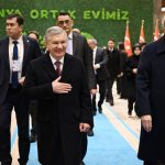 Rajab Toyyib Erdo‘g‘an: O‘zbekiston farovonligi uchun bor imkoniyatni ishga solamiz Turkiya prezidenti Rajab Toyyib Erdo‘g‘an O‘zbekiston va Markaziy Osiyo farovonligi yo‘lida Anqara barcha choralarni ko‘rishga tayyor ekanini bildirdi. Bu haqda u O‘zbekiston prezidenti Shavkat Mirziyoyev bilan o‘tgan uchrashuvdan so‘ng tashkil etilgan matbuot anjumanida aytib o‘tdi. Erdo‘g‘an so‘zlarini Anadolu axborot agentligi keltirdi. Uning ta’kidlashicha, davlatlar hamjihatlikda harakat qilsa, “turkiy asr” tarixida muhim iz qoldirish mumkin bo‘ladi. Turkiya rahbari Toshkent va Anqara til, qadriyat va amaliy hamkorlikda yanada yaqinlashib borishini qayd etdi. Erdo‘g‘an ikki davlat o‘rtasidagi savdo hajmi $5 mlrdgacha yetishiga ishonch bildirdi. Ma’lumotlarga ko‘ra, 2025-yilda O‘zbekiston va Turkiya o‘rtasidagi tovar aylanmasi $3,02 mlrdni tashkil etgan. 2024-yilda bu ko‘rsatkich $3,03 mlrd bo‘lgan. Turkiya prezidenti O‘zbekistonning gumanitar tashabbuslarini ham yuksak baholadi. U Falastin xalqini qo‘llab-quvvatlash uchun jamg‘arma tashkil etilgani va Turkiyadagi zilzila oqibatlarini bartaraf etishga berilgan yordamni alohida tilga oldi. Xususan, Arsus shahrida turar joy majmuasi qurilgani qayd etildi. Yangi uylar kalitlarini topshirish marosimida Shavkat Mirziyoyev Navro‘z bayrami kunlari zilziladan zarar ko‘rgan oilalar guruhini O‘zbekistonda qabul qilishga tayyor ekanini ma’lum qildi. Ushbu tashabbus Turkiya rahbari tomonidan qo‘llab-quvvatlandi.