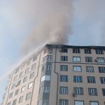 Navoiyda ko‘p qavatli uyning tom qismi yonib ketdi