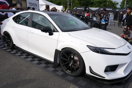 Toyota Camry avtomobilini namoyish qildi
