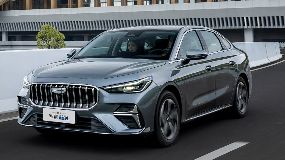Geely Emgrand i-HEV sedanini taqdim etadi