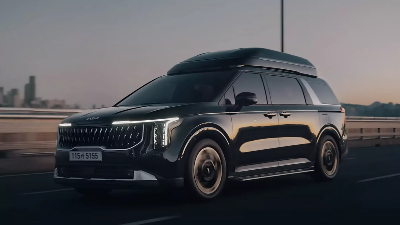 Kia Carnival avtomobilining baland tomli arzonroq versiyasi taqdim etildi