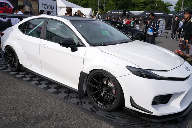 Toyota Camry avtomobilini namoyish qildi
