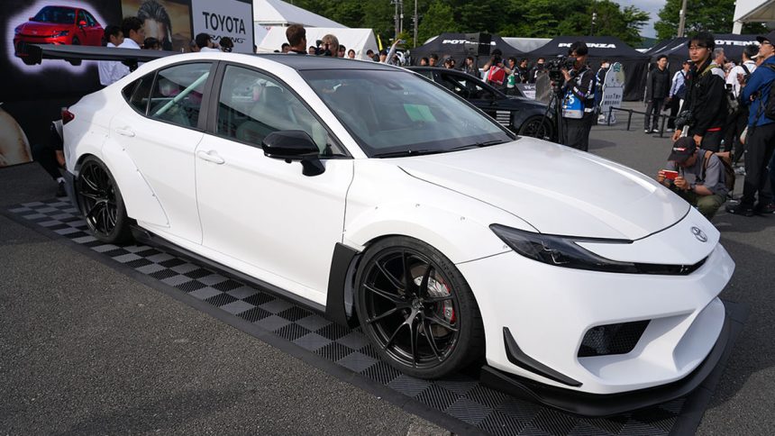 Toyota Camry avtomobilini namoyish qildi
