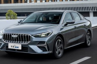 Geely Emgrand i-HEV sedanini taqdim etadi