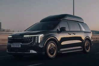 Kia Carnival avtomobilining baland tomli arzonroq versiyasi taqdim etildi