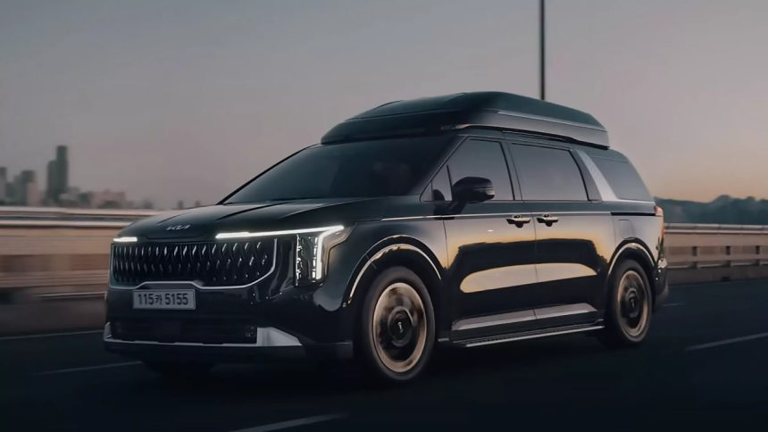 Kia Carnival avtomobilining baland tomli arzonroq versiyasi taqdim etildi