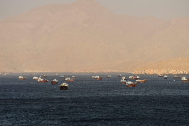 Ummon Hormuz bo‘g‘ozida vaqtinchalik dengiz yo‘lagini ochdi